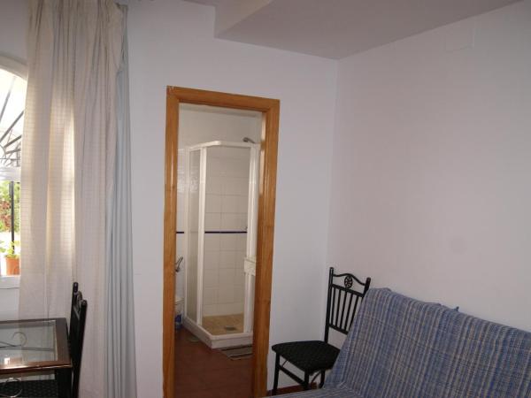 Hostal Alcazar I : photo 8 de la chambre chambre quadruple (4 adultes)