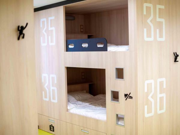 Hostel Le Hüb Grenoble : photo 5 de la chambre lit double dans dortoir mixte de 4 lits 
