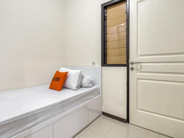 KoolKost Syariah near Kaza Mall Surabaya : photo 1 de la chambre chambre simple avec salle de bains commune