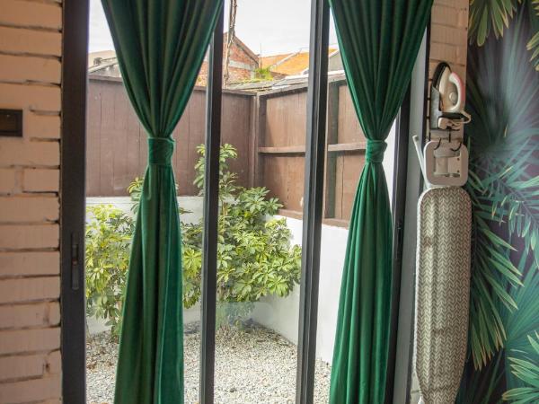 Carnarvon Suites By Reunion : photo 3 de la chambre chambre lit queen-size - vue sur jardin