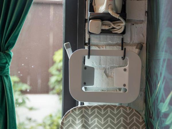 Carnarvon Suites By Reunion : photo 4 de la chambre chambre lit queen-size - vue sur jardin