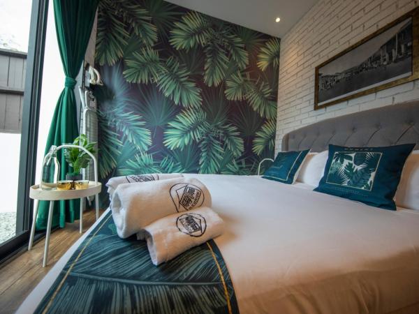 Carnarvon Suites By Reunion : photo 2 de la chambre chambre lit queen-size - vue sur jardin