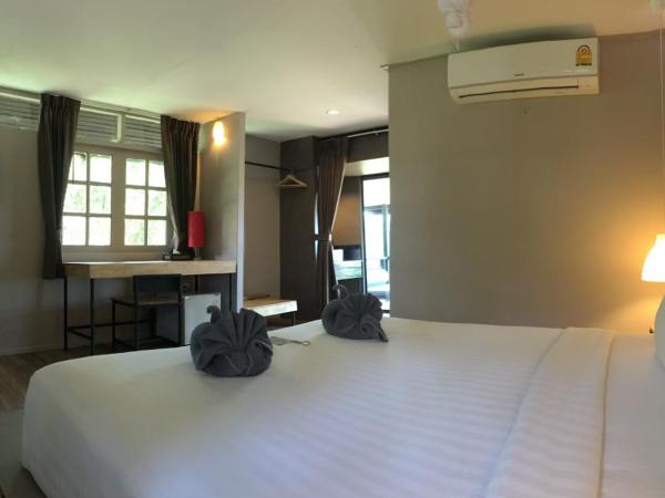 HIP Seaview Resort @ Phi Phi : photo 8 de la chambre bungalow avec vue partielle sur la mer