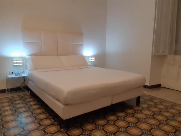 Cagliari d'Amare Via Roma : photo 8 de la chambre chambre double ou lits jumeaux deluxe avec balcon