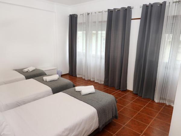 lisbon Home host : photo 9 de la chambre chambre triple avec toilettes communes