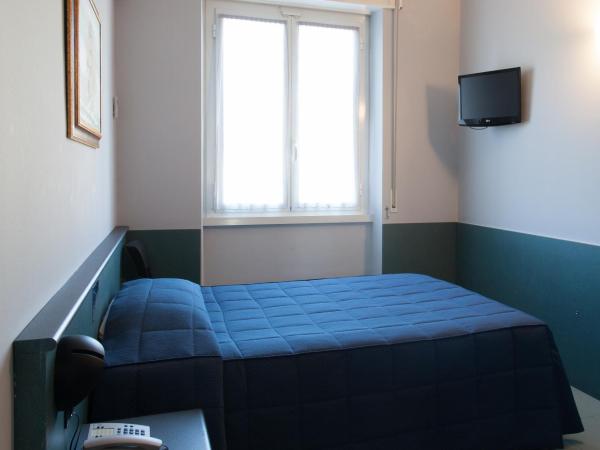 Hotel Tirreno : photo 1 de la chambre chambre simple avec petit lit double.