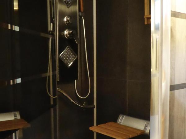 Les Pucines T2 bas de villa : photo 7 de la chambre appartement - vue sur jardin