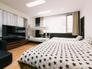 Guest House Yasuragi Hakataekimae : photo 5 de la chambre chambre familiale avec salle de bains privative