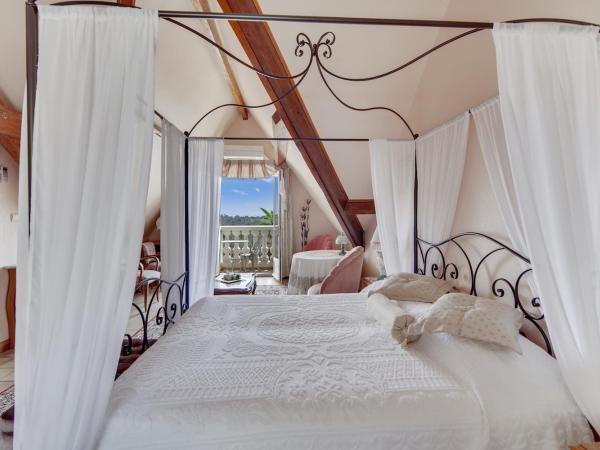 Le Château de Mei Lese : photo 2 de la chambre chambre quadruple avec balcon et vue sur la mer