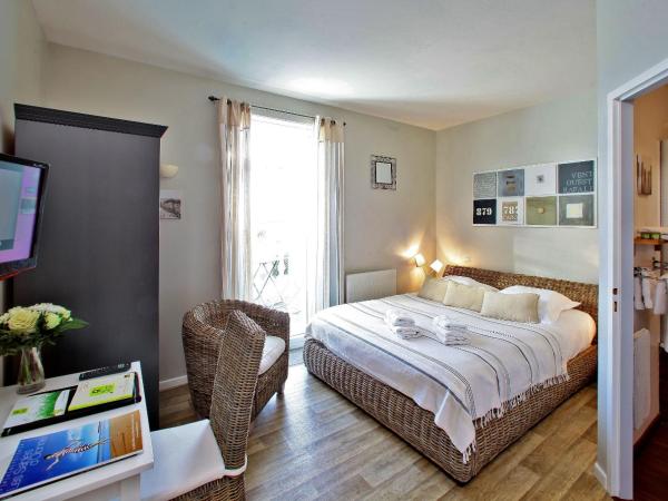 Logis Hôtel La Chaize : photo 1 de la chambre chambre double confort avec terrasse
