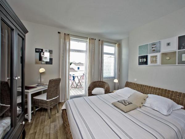Logis Hôtel La Chaize : photo 2 de la chambre chambre double confort avec terrasse