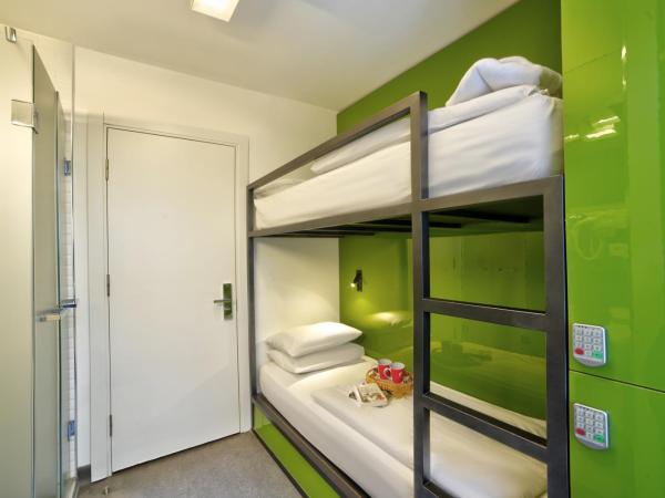 Wabi Hostels : photo 4 de la chambre chambre lits jumeaux standard avec salle de bains privative et toilettes communes
