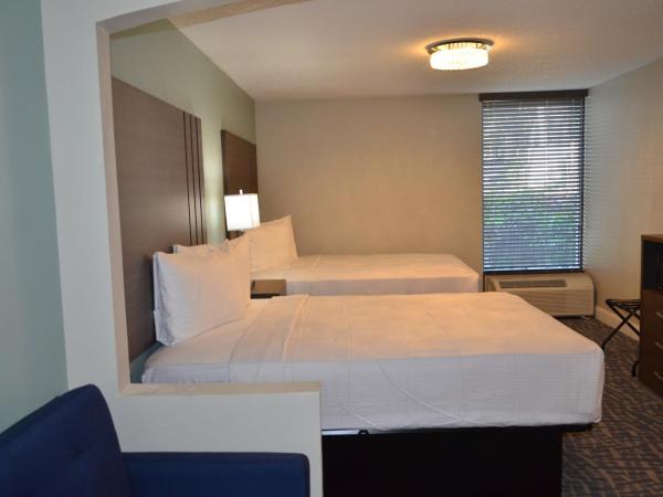 Opal Hotel & Suites : photo 2 de la chambre hébergement exécutif avec 2 lits queen-size rénové