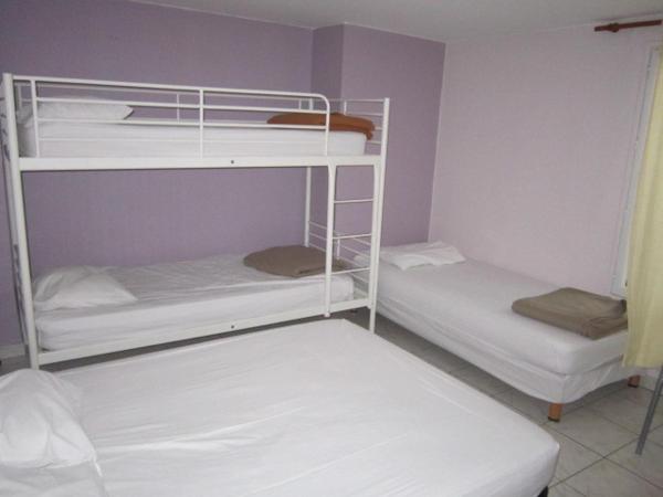 Hôtel Richard : photo 2 de la chambre chambre quintuple avec salle de bains privative