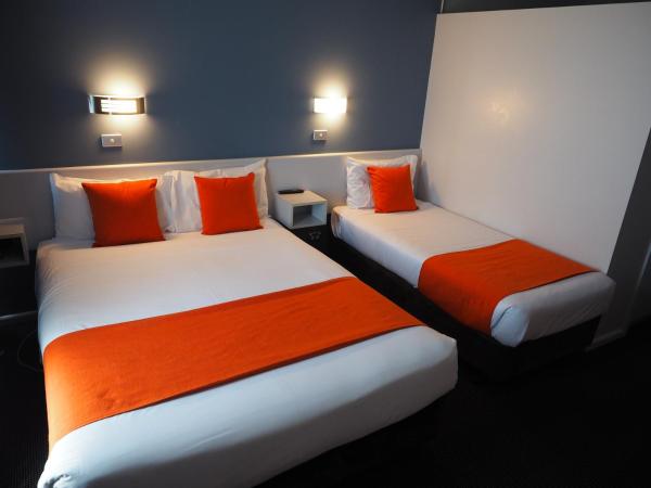 Waterfront Lodge Motel : photo 1 de la chambre chambre double deluxe avec lit d'appoint