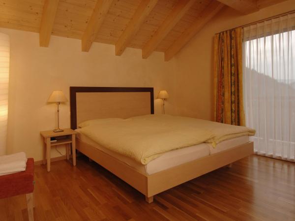Hotel Viktoria-Leukerbad-Therme : photo 2 de la chambre chambre double avec balcon, accès au spa et au téléphérique