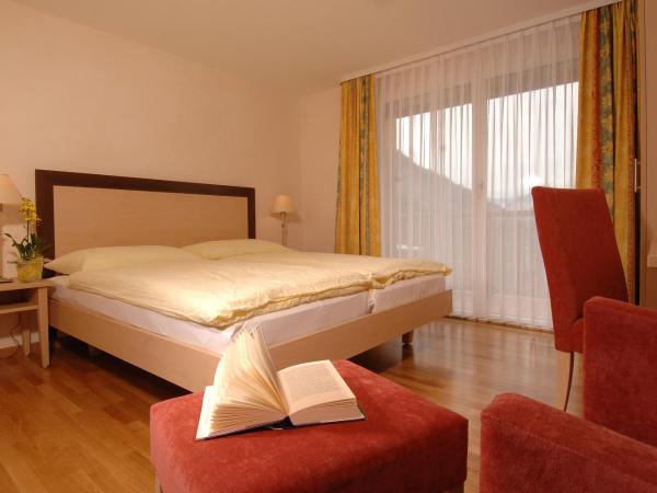 Hotel Viktoria-Leukerbad-Therme : photo 1 de la chambre chambre double avec balcon, accès au spa et au téléphérique