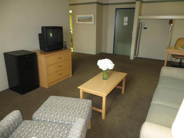 Edmonton Inn and Conference Centre : photo 6 de la chambre suite lit king-size avec canapé-lit