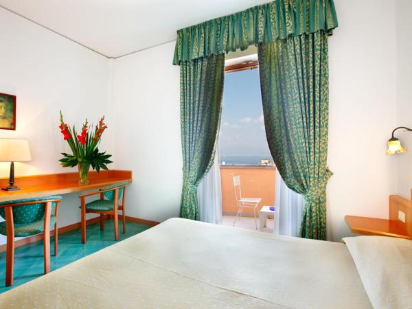 Hotel Villa Maria : photo 1 de la chambre chambre triple - vue sur mer