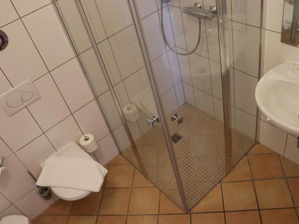 Hostel VITA Berlin : photo 2 de la chambre chambre simple avec salle de bains