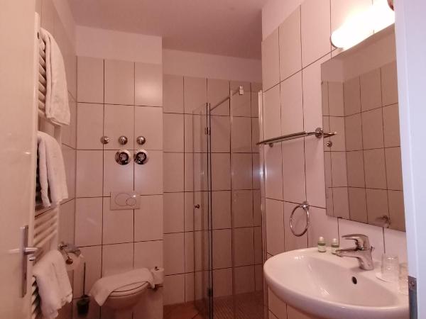 Hostel VITA Berlin : photo 2 de la chambre chambre double avec salle de bains privative