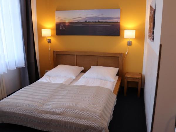 Hostel VITA Berlin : photo 4 de la chambre chambre double avec salle de bains privative