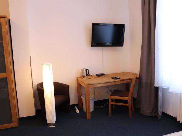 Hostel VITA Berlin : photo 1 de la chambre chambre double avec salle de bains privative