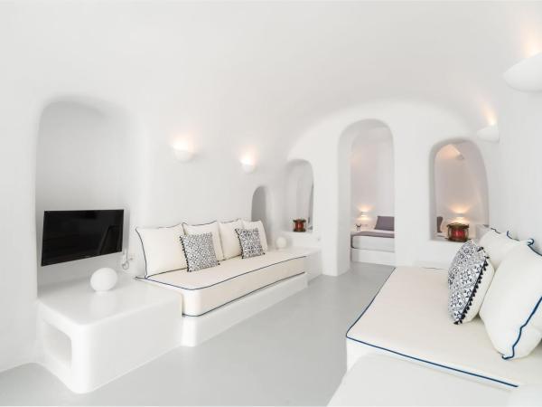 Oia Spirit Boutique Residences : photo 4 de la chambre  grand suite with indoor plunge pool, terrace and blue domes view