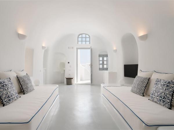 Oia Spirit Boutique Residences : photo 1 de la chambre  grand suite with indoor plunge pool, terrace and blue domes view