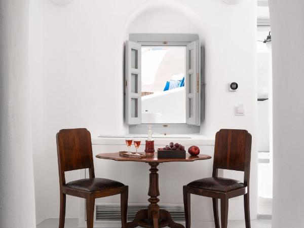 Oia Spirit Boutique Residences : photo 1 de la chambre superior suite with outdoor plunge pool, terrace and blue domes view