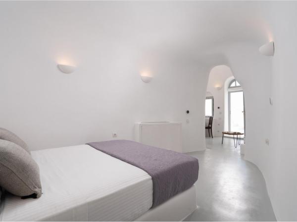 Oia Spirit Boutique Residences : photo 2 de la chambre superior suite with outdoor plunge pool, terrace and blue domes view