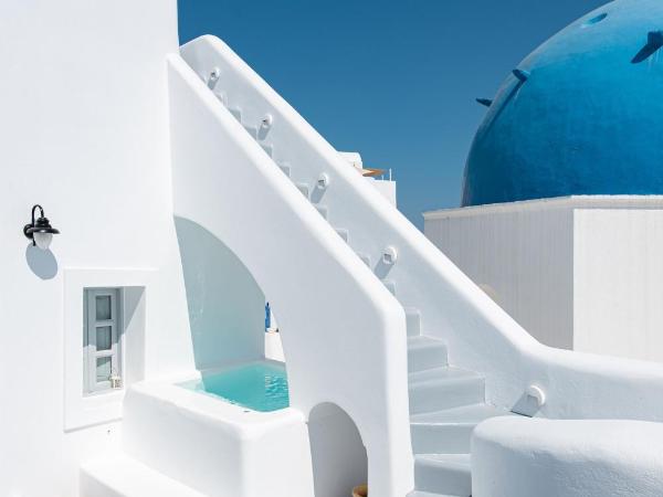 Oia Spirit Boutique Residences : photo 3 de la chambre superior suite with outdoor plunge pool, terrace and blue domes view