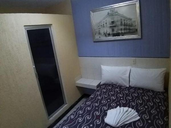 Hotel Aguila : photo 5 de la chambre chambre triple avec salle de bains