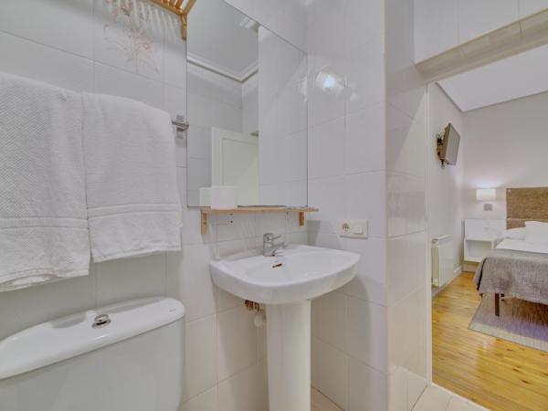 Pensión Mendi : photo 1 de la chambre chambre double avec salle de bains privative extérieure