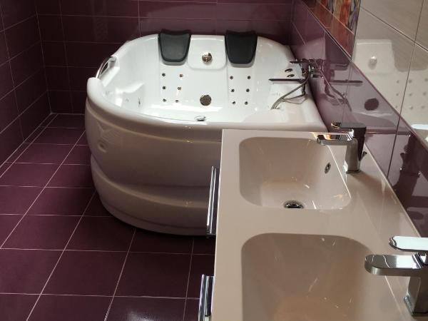 Mosoly Szallashely : photo 4 de la chambre suite lit queen-size avec baignoire spa