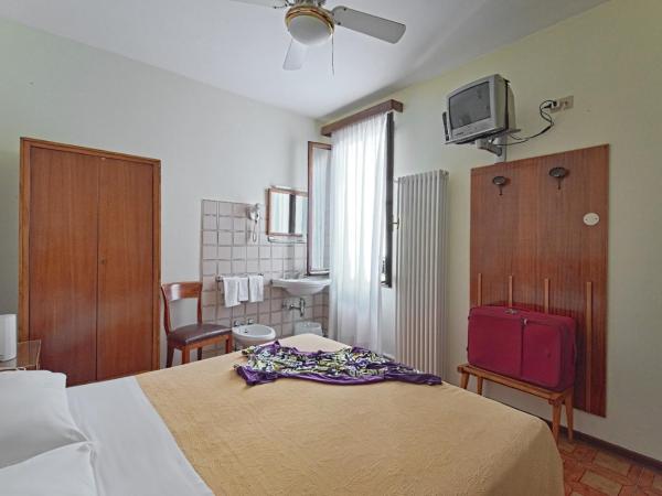 Albergo Al Gobbo : photo 3 de la chambre chambre double ou lits jumeaux standard avec salle de bains commune