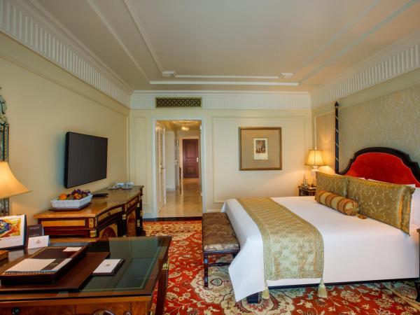 The Leela Palace New Delhi : photo 1 de la chambre executive suite with lounge access with cocktail hrs and bmw airport transfers