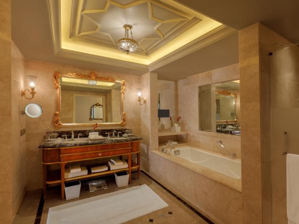 The Leela Palace New Delhi : photo 4 de la chambre suite de luxe avec transferts aéroport et accès au salon