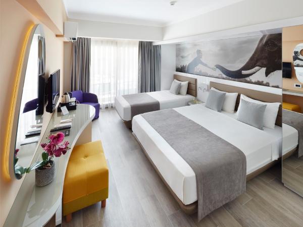 Lalila Blue Suites : photo 1 de la chambre chambre triple