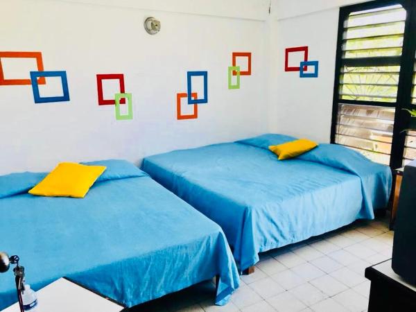 Hotel El Kiosco : photo 10 de la chambre chambre lits jumeaux - vue sur ville