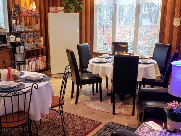 Kokomo INN Bed and Breakfast Ottawa-Gatineau's Only Tropical Riverfront B&B on the National Capital Cycling Pathway Route Verte #1 - for Adults Only - Chambre d'hôtes tropical aux berges des Outaouais BnB #17542O : photo 8 de la chambre chambre lit queen-size - vue sur jardin