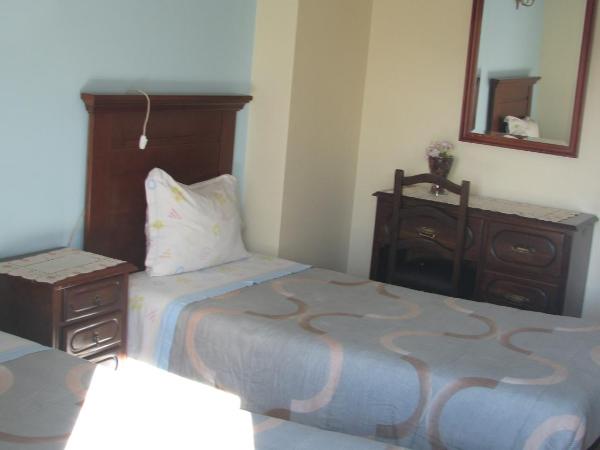 Residencial Porto Novo - Alojamento Local : photo 3 de la chambre chambre lits jumeaux avec terrasse