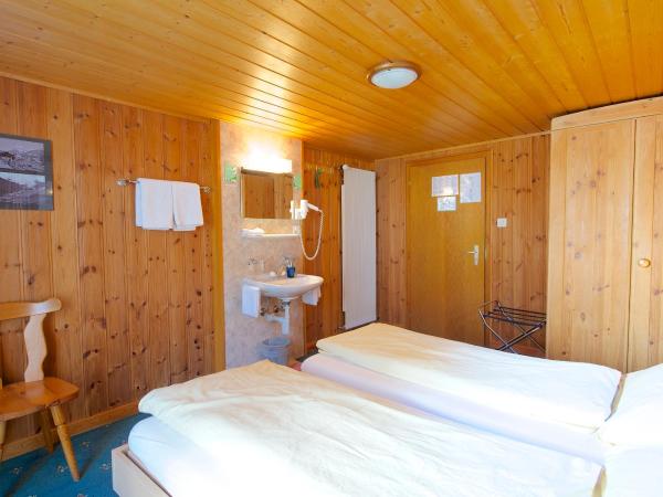 Hotel Weisshorn : photo 2 de la chambre chambre lits jumeaux avec salle de bains commune