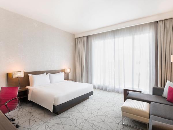 Hyatt Place Dubai Al Rigga : photo 1 de la chambre chambre king avec canapé-lit et vue sur la piscine