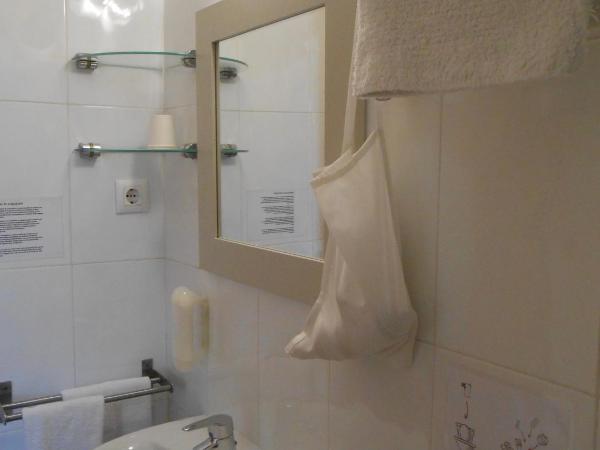 Hostal El Callejón : photo 7 de la chambre chambre familiale (4 adultes) 