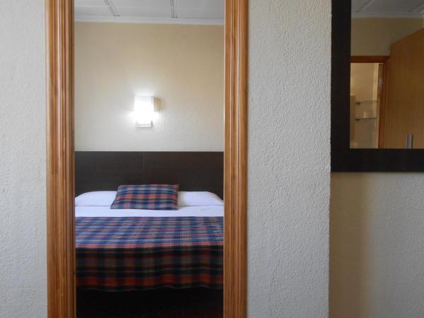 Hostal El Callejón : photo 1 de la chambre chambre familiale (4 adultes) 