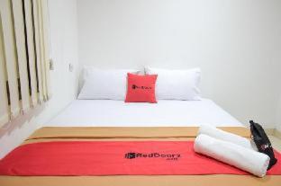 RedDoorz Plus near Plaza Indonesia : photo 1 de la chambre room #223671108