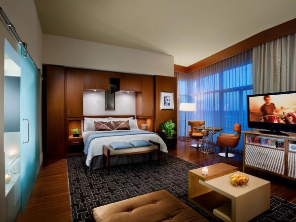 Seminole Hard Rock Hotel and Casino Tampa : photo 1 de la chambre west tower luxury king with pool view - non-smoking