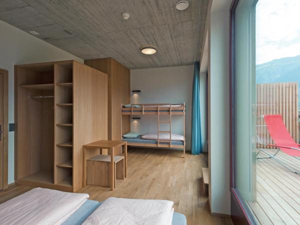Interlaken Youth Hostel : photo 4 de la chambre chambre quadruple avec balcon