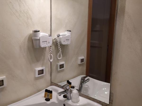 Moonlight Hotel&Suites : photo 3 de la chambre chambre double - accessible aux personnes à mobilité réduite